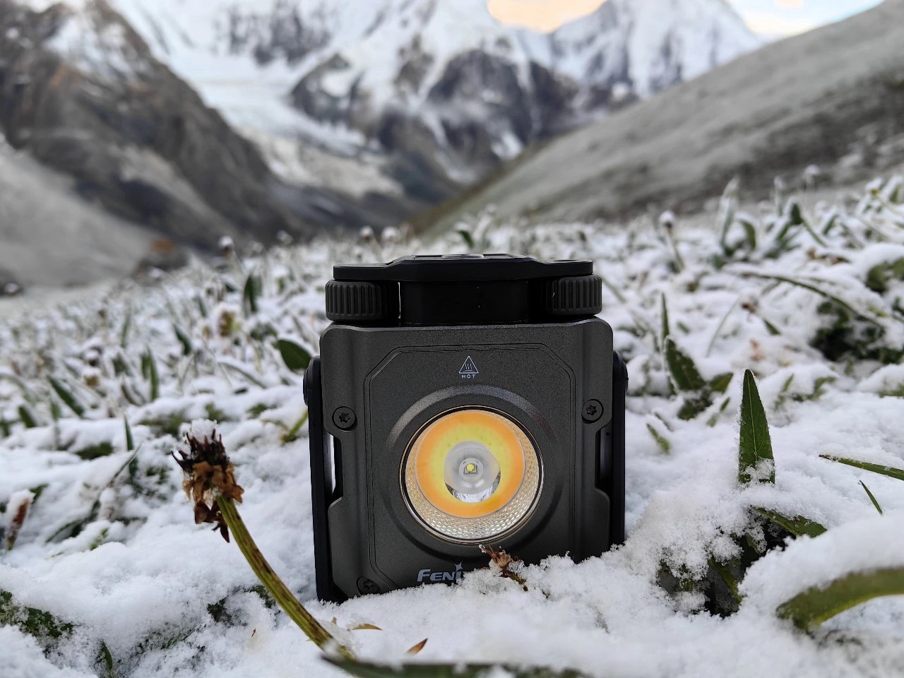 1600流明，聚泛雙開(kāi)！Fenix-CL27R多功能戶外燈全面分享！ Feature Image